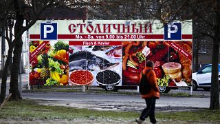 Orosz élelmiszerek reklámja egy berlini poszteren 2016. március 9-én