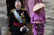Letizia, de rosa, con su marido el rey Felipe VI de España