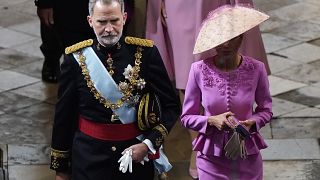 Letizia, de rosa, con su marido el rey Felipe VI de España