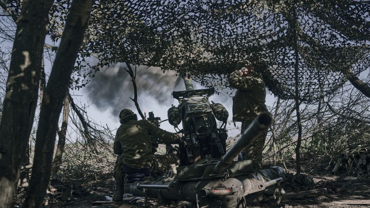 Übereinstimmenden Berichten russischer und ukrainischer Militärs zufolge sind die russischen Truppen bei Bachmut in die Defensive geraten.