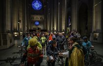 راكبو الدراجات الهوائية في صحن الكاتدرائية الأنغليكانية في نيويورك