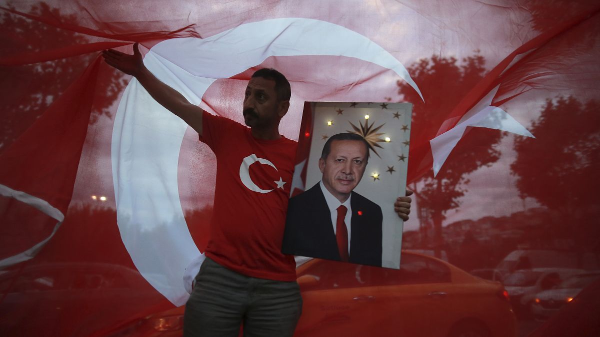 أحد الأنصار يحمل صورة لأردوغان