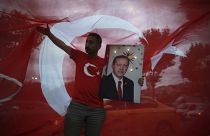 أحد الأنصار يحمل صورة لأردوغان