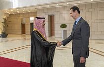 Imagen difundida por la agencia siria SANA. El presidente sirio Bachar al Asad con el ministro saudí de Exteriores Faisal bin Farhan, en Damasco, el 18 de abril de 2023