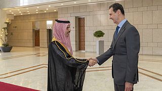Imagen difundida por la agencia siria SANA. El presidente sirio Bachar al Asad con el ministro saudí de Exteriores Faisal bin Farhan, en Damasco, el 18 de abril de 2023