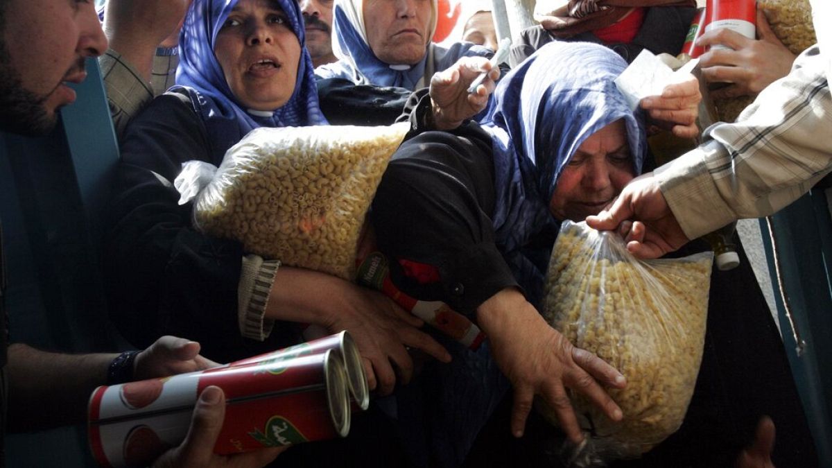 Gazze'de gıda yardımı almaya çalışan Filistinliler (arşiv)