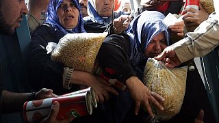 Gazze'de gıda yardımı almaya çalışan Filistinliler (arşiv)