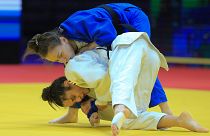 Sabina Giliazova de Rusia y Blandine Pont de Francia, abajo, en acción durante la categoría femenina -48 en los Campeonatos Mundiales de Judo en Doha, Catar, 5/4/2023