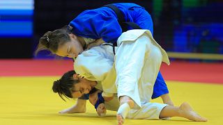 Sabina Giliazova de Rusia y Blandine Pont de Francia, abajo, en acción durante la categoría femenina -48 en los Campeonatos Mundiales de Judo en Doha, Catar, 5/4/2023