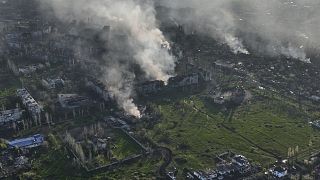 El humo sale de los edificios en una vista aérea de Bajmut el pasado 26 de abril.