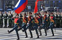 Soldados de la guardia de honor marchan durante un ensayo para el desfile militar del Día de la Victoria.