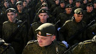 Russische Soldaten treffen im Vorfeld der Feiern zum "Tag des Sieges" in Moskau ein