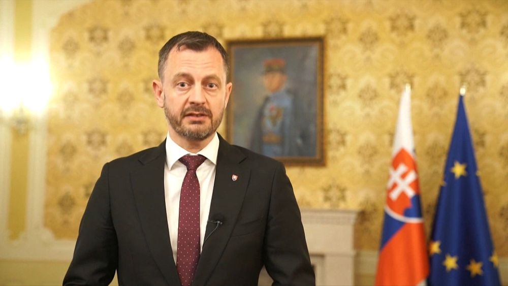 Photo of Premiér odstúpil, keďže Slovensko zápasí s politickou neistotou