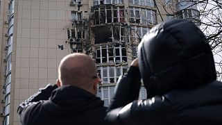 خسارت به یک آپارتمان مسکونی در پی حملات پهپادی روسیه به کی‌یف