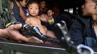 طفل يفر مع عائلته بعد اشتباكات عرقية في شمال شرق الهند