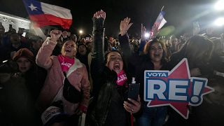 Militantes del Partido Republicano celebran la victoria del partido tras las elecciones contitucionales en Santiago de Chile, el 7 de mayo de 2023.