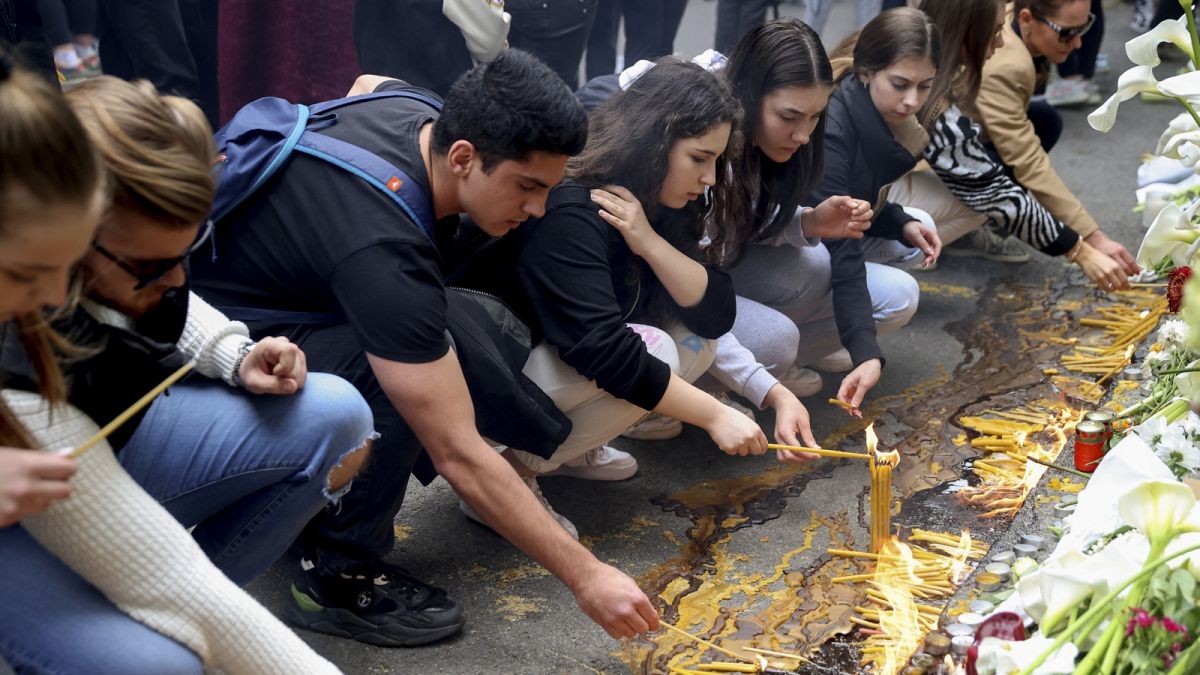 Társaikra emlékezve gyertyát gyújtanak a Ribnikar iskola diákjai