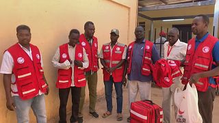 متطوعون سودانيون يقدمون المساعدة إلى مستشفى في الخرطوم