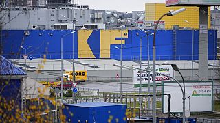 El logotipo de IKEA, parcialmente pintado sobre la fachada de una de sus tiendas en San Petersburgo, Rusia, jueves 27 de octubre de 2022