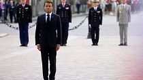 Emmanuel Macron devant la tombe du soldat inconnu sous l'Arc de triomphe, le 8 mai 2023 à Paris (France).