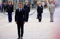 Emmanuel Macron devant la tombe du soldat inconnu sous l'Arc de triomphe, le 8 mai 2023 à Paris (France).