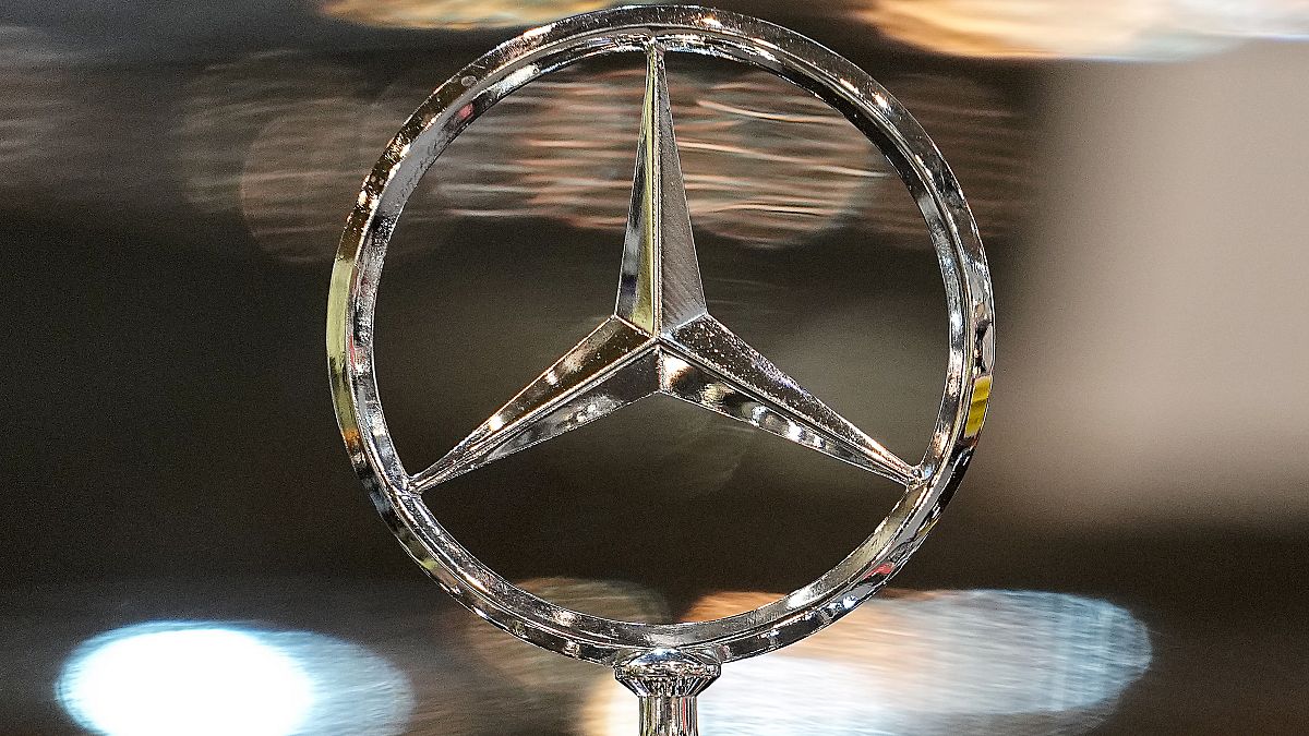 شعار سيارة مرسيدس على سيارة قديمة في ألمانيا. 2021/12/02