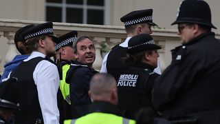 Őrizetbe vesznek egy tüntetőt a monarchiát ellenző brit csoport, a Republic (Köztársaság) tüntetésén Londonban 2023. május 6-án,