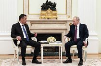الرئيس روسي بوتين ونظيره القرغيزي جباروف 