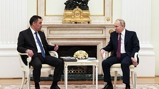 الرئيس روسي بوتين ونظيره القرغيزي جباروف 