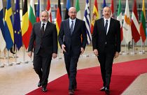الرئيس الأذري إلهام علييف (يمين) ، تشارلز ميشيل رئيس المجلس الأوروبي (وسط) ورئيس الوزراء الأرميني نيكول باشينيان في بروكسل في 04 يونيو-حزيران 2022