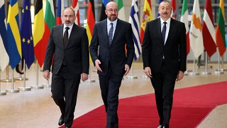 الرئيس الأذري إلهام علييف (يمين) ، تشارلز ميشيل رئيس المجلس الأوروبي (وسط) ورئيس الوزراء الأرميني نيكول باشينيان في بروكسل في 04 يونيو-حزيران 2022