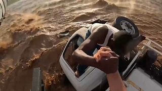 Kenya : sauvetage héroïque d'un chauffeur piégé dans une inondation