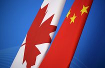 العلمان الصيني والكندي خلال قمة في بكين عام 2018 [أرشيف] 
