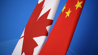 العلمان الصيني والكندي خلال قمة في بكين عام 2018 [أرشيف]