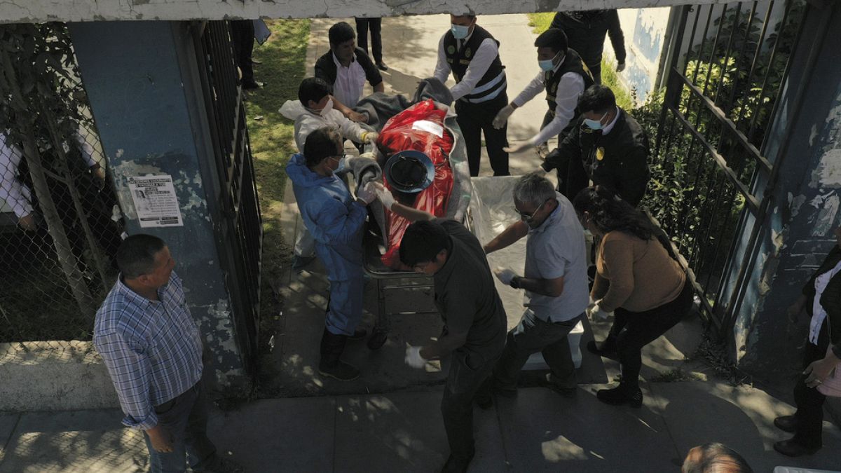 Corpo de mineiro chega à morgue de Arequipa