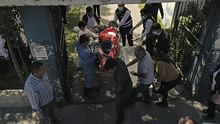 Corpo de mineiro chega à morgue de Arequipa