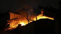 Από τις αεροπορικές επιθέσεις έπιασε φωτιά σπίτι στη Ράφα