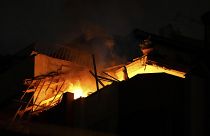 Από τις αεροπορικές επιθέσεις έπιασε φωτιά σπίτι στη Ράφα