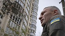 شهردار کی‌یف در کنار ساختمان‌های آسیب‌ دیده از حملات پهپادی و موشکی روسیه در پایتخت اوکراین