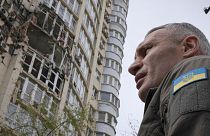 شهردار کی‌یف در کنار ساختمان‌های آسیب‌ دیده از حملات پهپادی و موشکی روسیه در پایتخت اوکراین