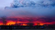  A wildfire moves towards the town of Anzac from Fort McMurray, Alberta- εικόνα αρχείου
