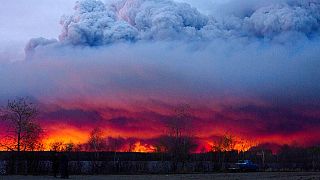  A wildfire moves towards the town of Anzac from Fort McMurray, Alberta- εικόνα αρχείου