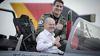 Bei Manöver "Air Defender 23" sitzt Kanzler Olaf Scholz in einem Eurofighter