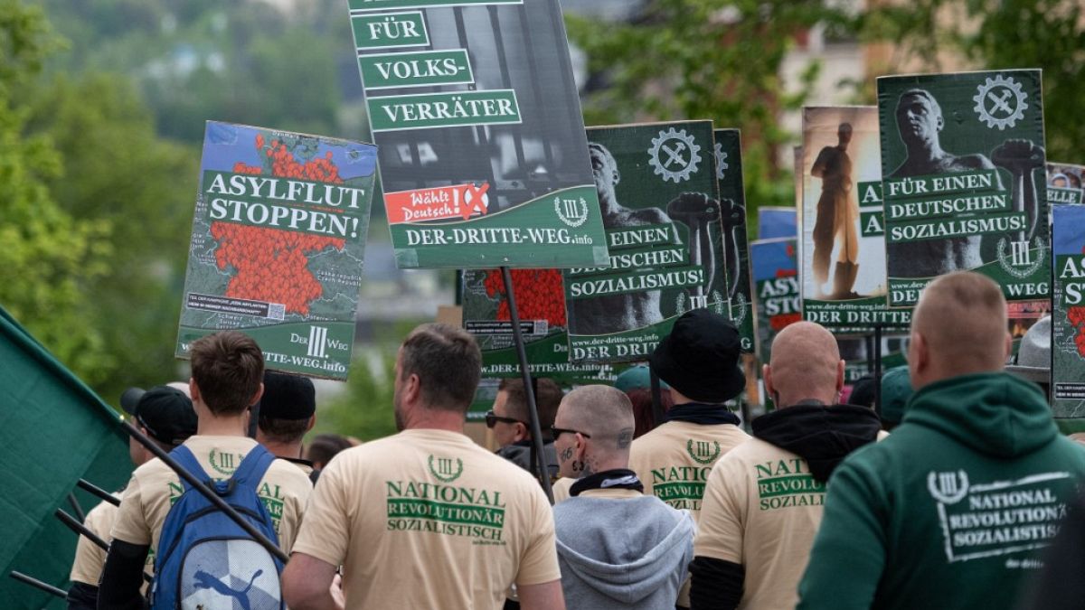 Aşırı sağcılar ve neo-nazi parti destekçileri 1 Mayıs 2019 İşçi Bayramı gösterileri sırasında Almanya'nın Plauen kentinde yürüyor (arşiv)