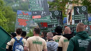 Aşırı sağcılar ve neo-nazi parti destekçileri 1 Mayıs 2019 İşçi Bayramı gösterileri sırasında Almanya'nın Plauen kentinde yürüyor (arşiv)