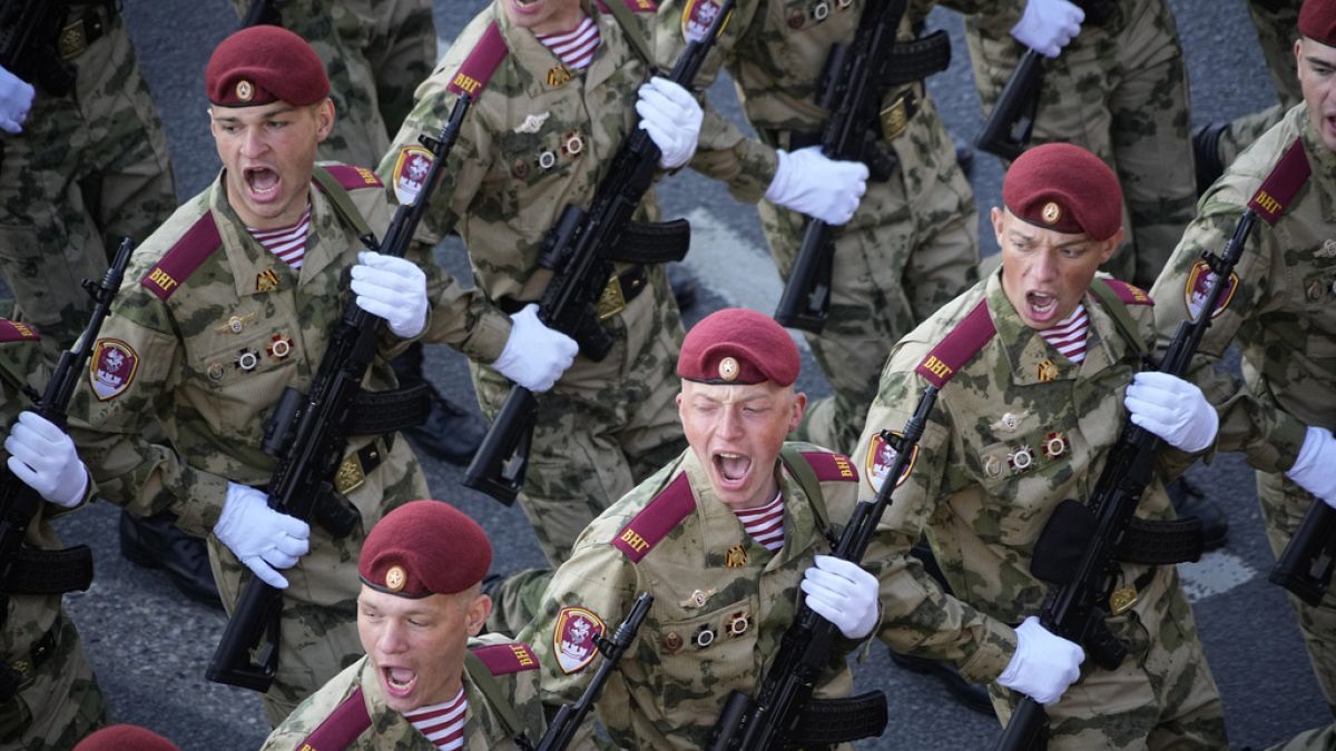 Soldados russos marcham rumo à Praça Vermelha para o desfile militar do Dia da Vitória