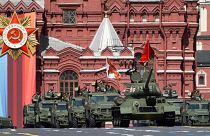 الدبابة السوفيتية الأسطورية "إي34" تتقدم طابور المركبات المدرعة الروسية في الساحة الحمراء خلال العرض العسكري ليوم النصر في موسكو. 2023/05/09