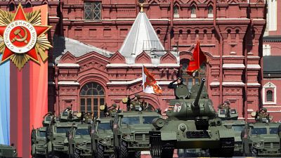 الدبابة السوفيتية الأسطورية "إي34" تتقدم طابور المركبات المدرعة الروسية في الساحة الحمراء خلال العرض العسكري ليوم النصر في موسكو. 2023/05/09