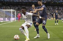 Vinicius Junior (fehérben), a Real Madrid és Riyad Mahrez, a Manchester City játékosa küzd a labdáért a 2022. május 4-i BL-mérkőzésen a madridi Santiago Bernabeu Stadionban.