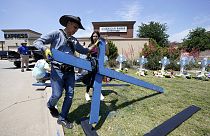 Κατασκευή αυτοσχέδιου μνημείου για τα θύματα της επίθεσης σε εμπορικό κέντρο στο Τέξας